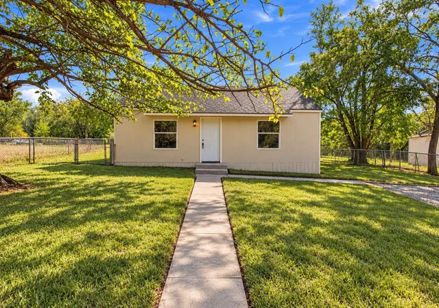 Photo 2 of Single family home for sale at 1504 S Travis Ave, Denison, TX 75021 | MLS# 21397416 | Listing updated on 2026-10-06