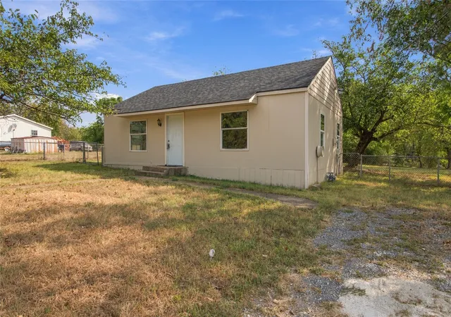 Photo 3 of Single family home for sale at 1504 S Travis Ave, Denison, TX 75021 | MLS# 21397416 | Listing updated on 2026-10-06
