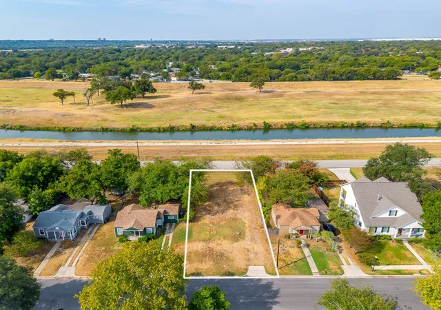 Photo 1 of Sale Pending at 825 Edgefield Rd, Fort Worth, TX 76107 | MLS# 21393797 | Listing updated on 2026-09-30
