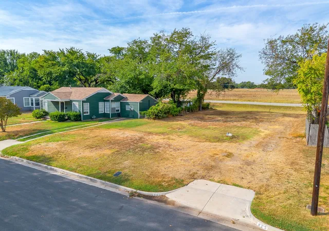 Photo 2 of Sale Pending at 825 Edgefield Rd, Fort Worth, TX 76107 | MLS# 21393797 | Listing updated on 2026-09-30