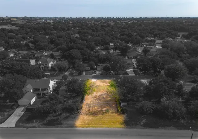 Photo 3 of Sale Pending at 825 Edgefield Rd, Fort Worth, TX 76107 | MLS# 21393797 | Listing updated on 2026-09-30