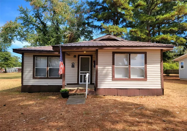 Photo 1 of Single family home for sale at 135 Us Hwy 82 Business, Avery, TX 75554 | MLS# 21397600 | Listing updated on 2026-09-28