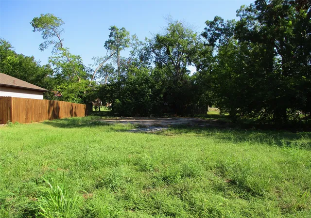 Photo 1 of Single family home for sale at 809 E 7th Street, Bonham, TX 75418 | MLS# 21397544 | Listing updated on 2026-09-28
