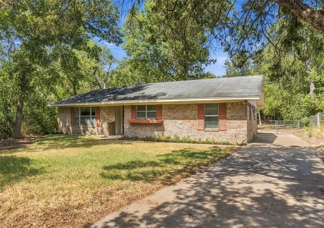 Photo 2 of Sale Pending at 9325 Bryce Dr, Woodway, TX 76712 | MLS# 21397496 | Listing updated on 2026-10-02