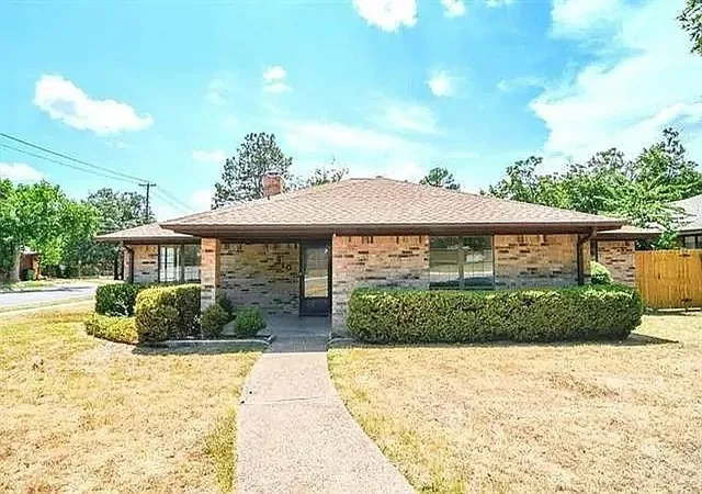 Photo 1 of Single family home for sale at 910 N Lydia St, Stephenville, TX 76401 | MLS# 21397666 | Listing updated on 2026-09-29