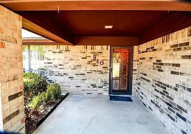 Photo 2 of Single family home for sale at 910 N Lydia St, Stephenville, TX 76401 | MLS# 21397666 | Listing updated on 2026-09-29