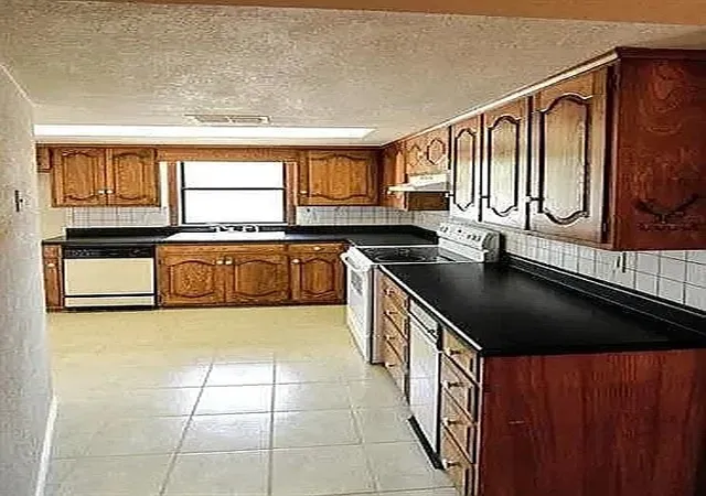 Photo 3 of Single family home for sale at 910 N Lydia St, Stephenville, TX 76401 | MLS# 21397666 | Listing updated on 2026-09-29