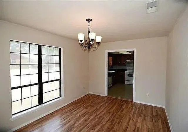 Photo 4 of Single family home for sale at 910 N Lydia St, Stephenville, TX 76401 | MLS# 21397666 | Listing updated on 2026-09-29