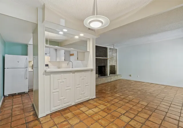 Listing Photo 5 - Condo for sale in building located at 5924 Birchbrook Dr, Dallas, TX 75206 - Unit #203