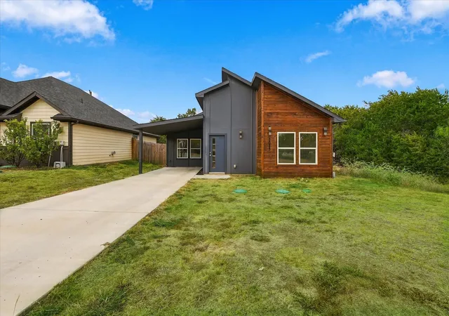Photo 2 of Single family home for sale at 3023 Brazos River Dr, Granbury, TX 76048 | MLS# 21397328 | Listing updated on 2026-09-28