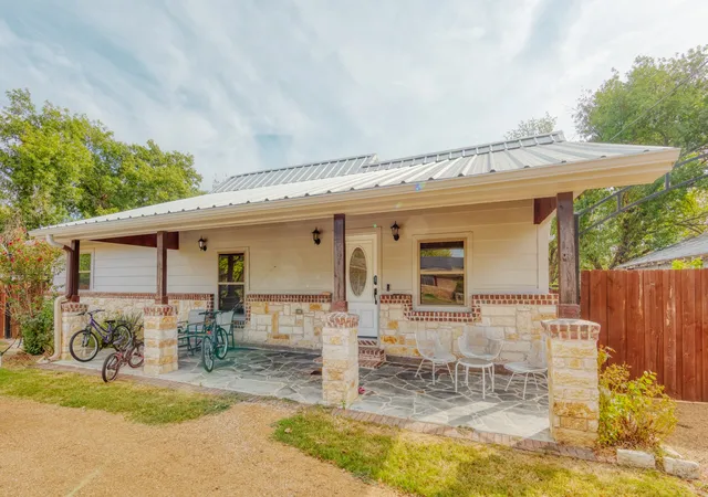 Photo 1 of Single family home for sale at 411 S Prairie St, Pilot Point, TX 76258 | MLS# 21397674 | Listing updated on 2026-09-28