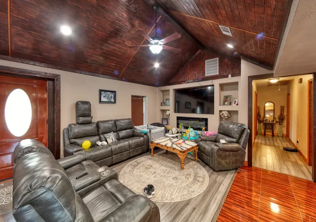 Photo 3 of Single family home for sale at 411 S Prairie St, Pilot Point, TX 76258 | MLS# 21397674 | Listing updated on 2026-09-28