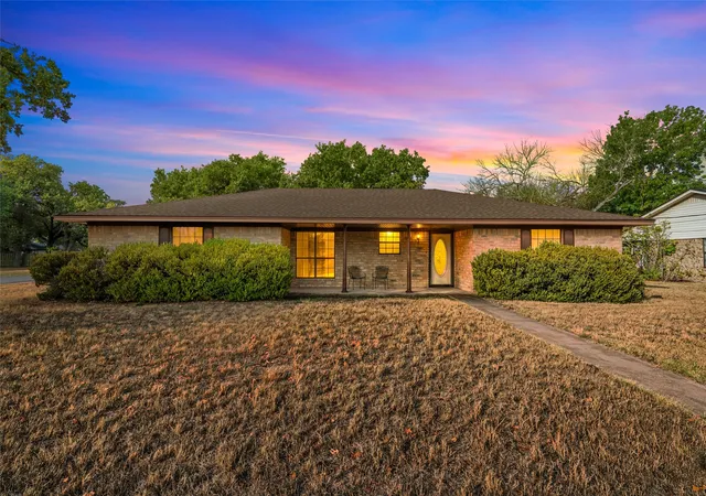 Photo 1 of Single family home for sale at 400 N Walnut St, Waco, TX 76705 | MLS# 21394905 | Listing updated on 2026-09-28