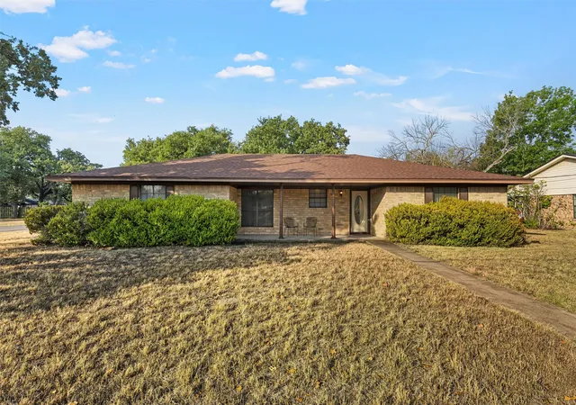 Photo 2 of Single family home for sale at 400 N Walnut St, Waco, TX 76705 | MLS# 21394905 | Listing updated on 2026-09-28