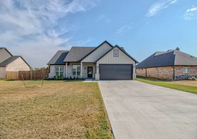 Photo 1 of Single family home for sale at 512 Austin St, Gainesville, TX 76240 | MLS# 21392955 | Listing updated on 2026-09-29