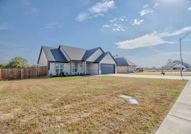 Photo 3 of Single family home for sale at 512 Austin St, Gainesville, TX 76240 | MLS# 21392955 | Listing updated on 2026-09-29