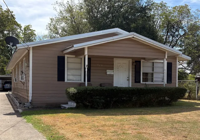 Photo 2 of Single family home for sale at 416 Ross St E, Sulphur Springs, TX 75482 | MLS# 21397404 | Listing updated on 2026-09-29