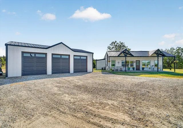 Photo 3 of Single family home for sale at 9011 Mcarthur Ct, Tolar, TX 76476 | MLS# 21392009 | Listing updated on 2026-09-29