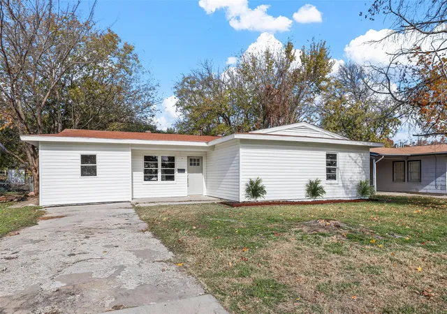 Photo 3 of Single family home for sale at 5832 Tracyne Dr, Westworth Village, TX 76114 | MLS# 21397833 | Listing updated on 2026-09-29