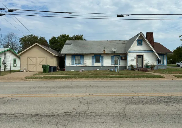 Photo 1 of Single family home for sale at 315 Martin Luther King Jr St, Mineral Wells, TX 76067 | MLS# 21397591 | Listing updated on 2026-09-30