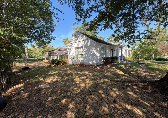 Photo 4 of Single family home for sale at 1113 S Sylvan Ave, Palestine, TX 75801 | MLS# 21397873 | Listing updated on 2026-09-29