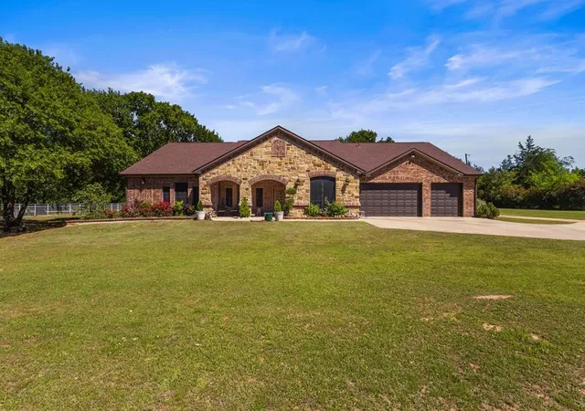 Photo 1 of Single family home for sale at 17909 Terrace Dr, Kemp, TX 75143 | MLS# 21397893 | Listing updated on 2026-09-29