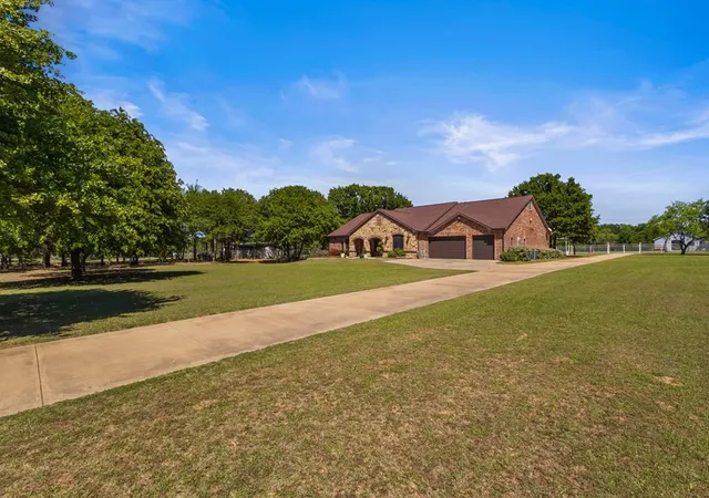 Photo 2 of Single family home for sale at 17909 Terrace Dr, Kemp, TX 75143 | MLS# 21397893 | Listing updated on 2026-09-29