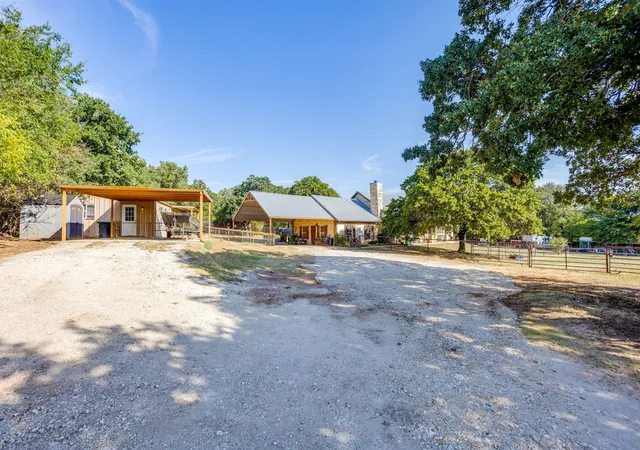 Photo 3 of House for sale at 3305 E Fm 916, Cleburne, TX 76031 | MLS# 21397550 | Listing updated on 2026-09-29