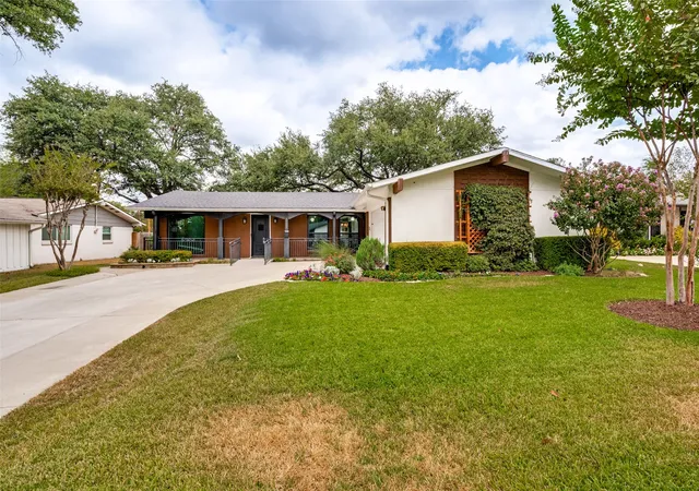 Photo 2 of Single family home for sale at 3259 Saint Croix Dr, Dallas, TX 75229 | MLS# 21396115 | Listing updated on 2026-10-04