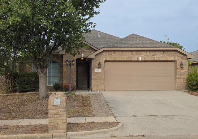 Photo 3 of Single family home for sale at 601 Crestview Ct, Saginaw, TX 76179 | MLS# 21397593 | Listing updated on 2026-09-29