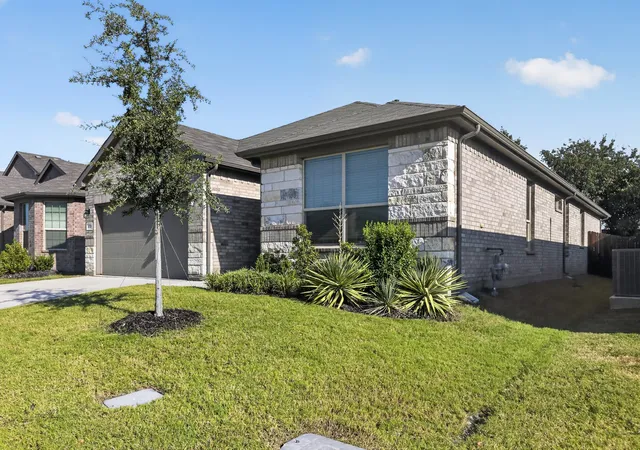 Photo 2 of Single family home for sale at 400 Dunmore Dr, Haslet, TX 76052 | MLS# 21370316 | Listing updated on 2026-09-29