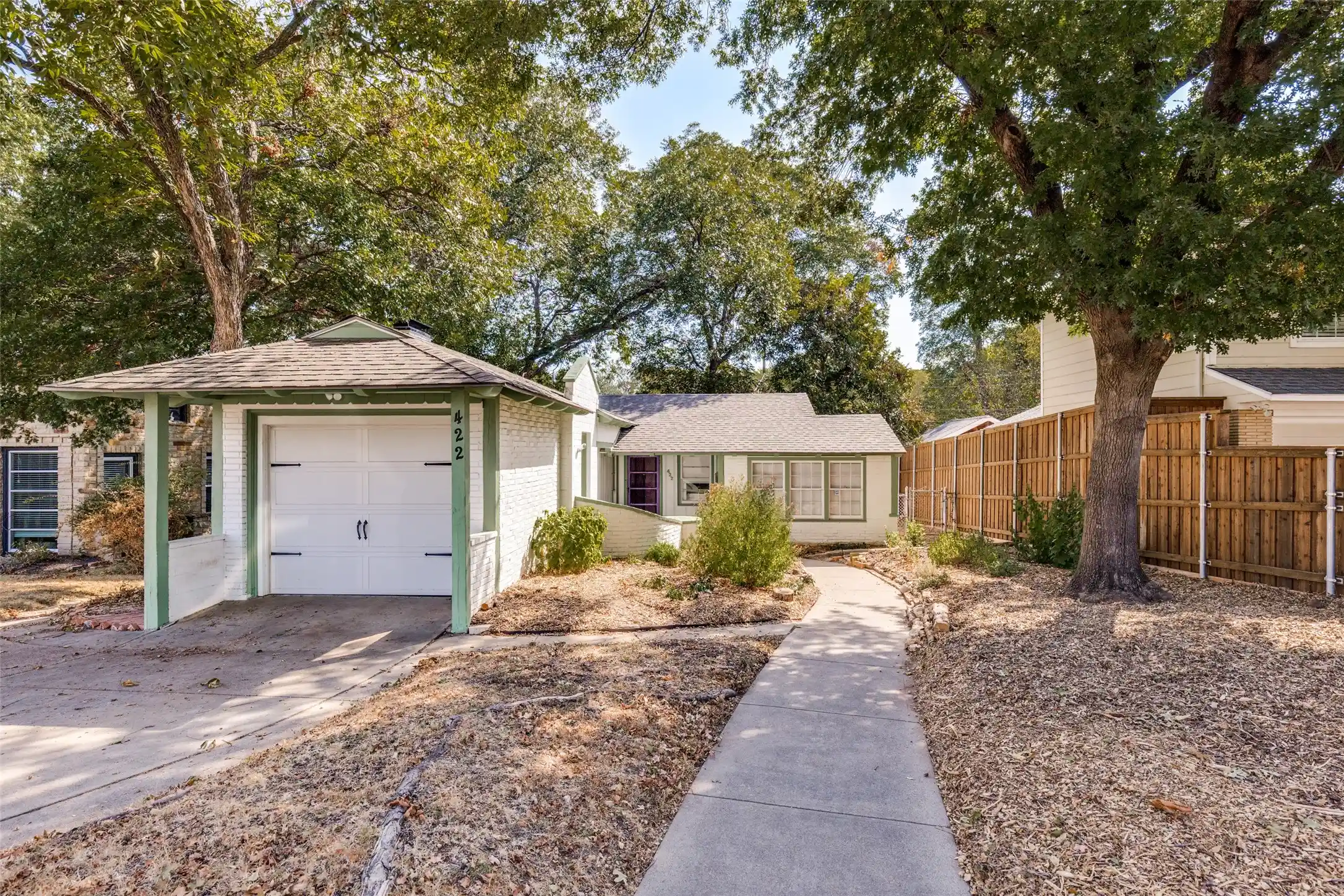 Photo 1 of Single family home for sale at 422 N Montreal Ave, Dallas, TX 75208 | MLS# 21389211 | Listing updated on 2026-10-14