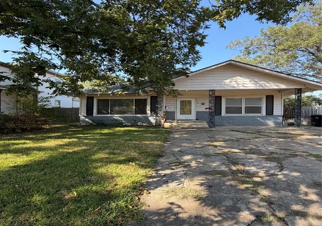 Single family home for sale at 619 W Owing St, Denison, TX 75020 | MLS# 21397455