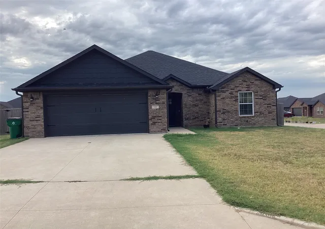 Photo 2 of Single family home for sale at 122 N Meadows St, Pottsboro, TX 75076 | MLS# 21398120 | Listing updated on 2026-09-29