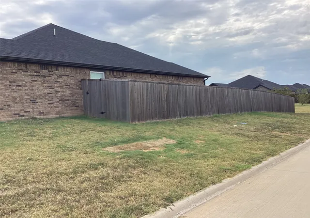 Photo 3 of Single family home for sale at 122 N Meadows St, Pottsboro, TX 75076 | MLS# 21398120 | Listing updated on 2026-09-29