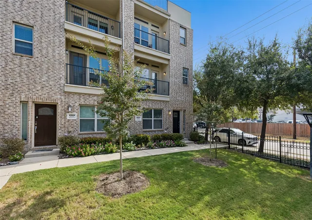 Photo 2 of Townhouse for sale at 1303 Rancho Mirage Dr, Dallas, TX 75204 | MLS# 21398044 | Listing updated on 2026-09-29