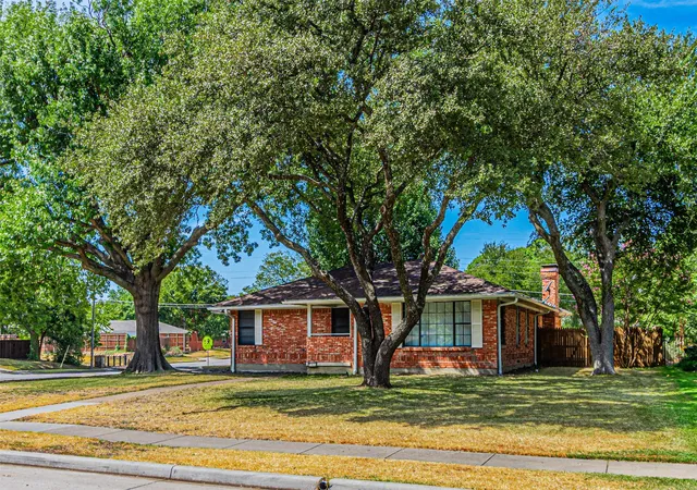Photo 2 of Single family home for sale at 216 S Lois Ln, Richardson, TX 75081 | MLS# 21398122 | Listing updated on 2026-10-01