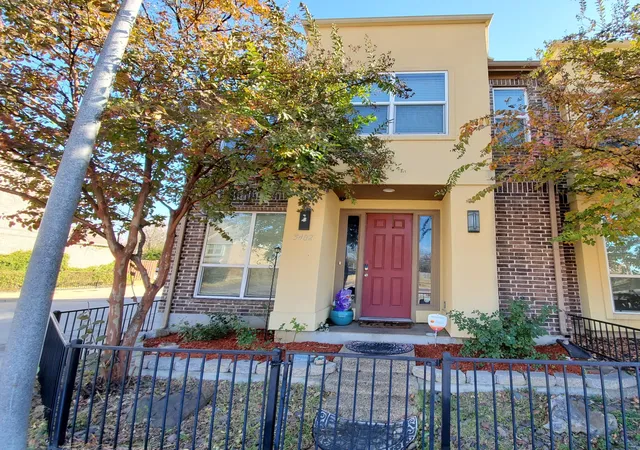Photo 1 of Townhouse for sale at 5402 Bexar St, Dallas, TX 75215 | MLS# 21398194 | Listing updated on 2026-09-29