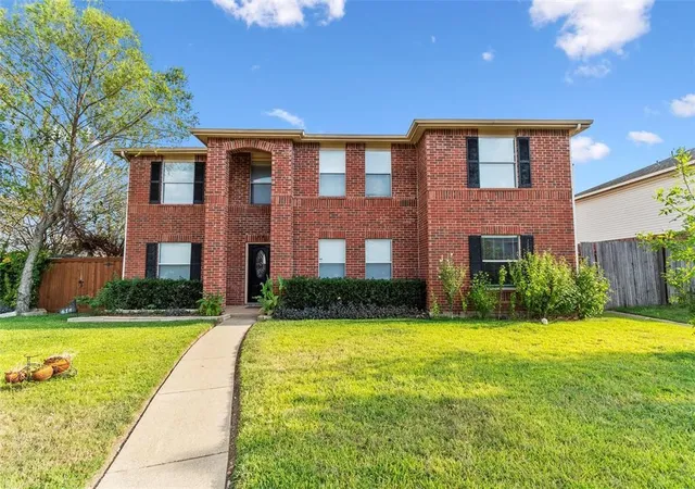 Photo 1 of Single family home for sale at 611 Pondview Dr, Cedar Hill, TX 75104 | MLS# 21398195 | Listing updated on 2026-09-29