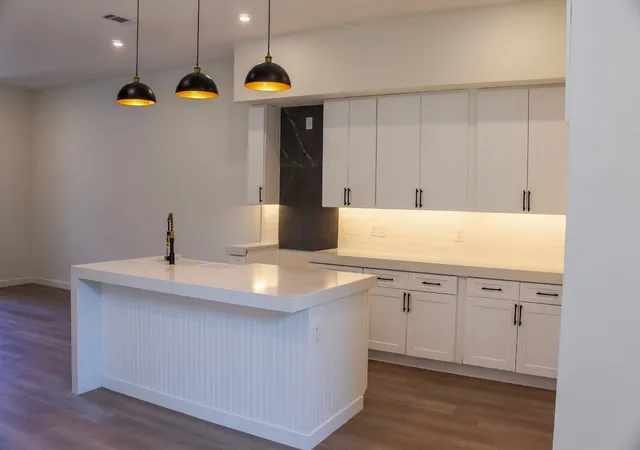 Photo 3 of Single family home for sale at 438 Bonnie View Rd, Dallas, TX 75203 | MLS# 21394311 | Listing updated on 2026-10-06