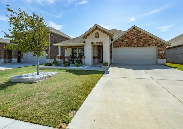 Photo 1 of Single family home for sale at 214 Luna Ln, Lake Dallas, TX 75065 | MLS# 21397406 | Listing updated on 2026-09-29