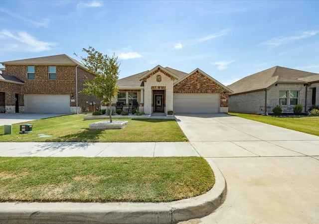 Photo 2 of Single family home for sale at 214 Luna Ln, Lake Dallas, TX 75065 | MLS# 21397406 | Listing updated on 2026-09-29
