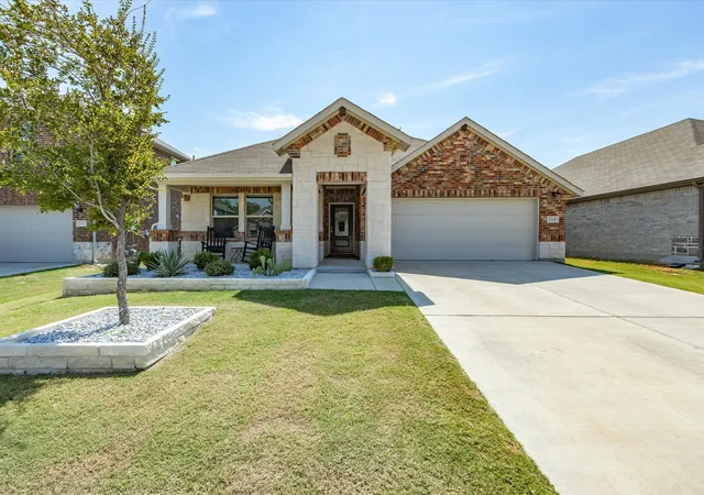 Photo 3 of Single family home for sale at 214 Luna Ln, Lake Dallas, TX 75065 | MLS# 21397406 | Listing updated on 2026-09-29