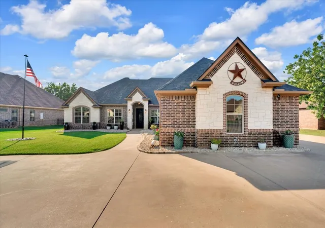 Photo 3 of Single family home for sale at 6410 Pinehurst Dr, Granbury, TX 76049 | MLS# 21394083 | Listing updated on 2026-10-08