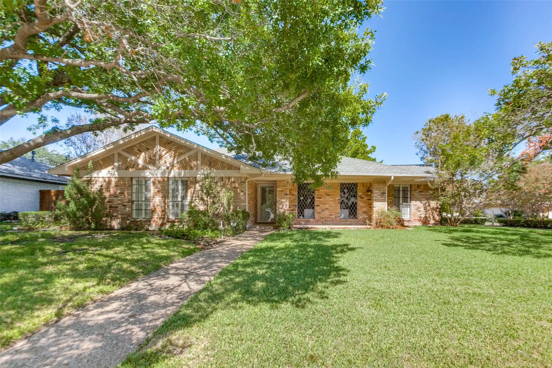 Photo 1 of Single family home for sale at 915 Grinnell Dr, Richardson, TX 75081 | MLS# 21288023 | Listing updated on 2026-10-19