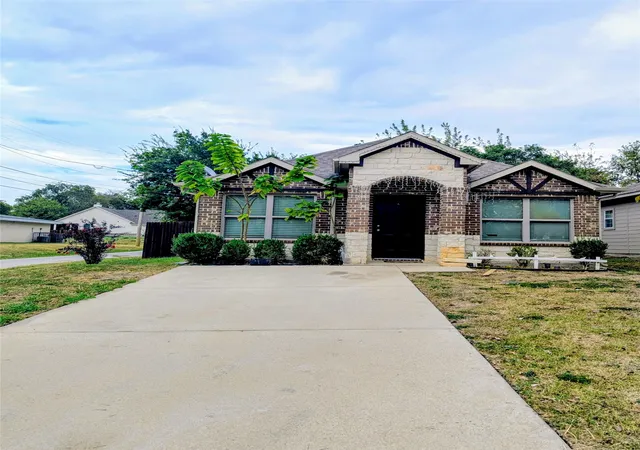 Photo 1 of Single family home for sale at 3201 Bois D Arc St, Greenville, TX 75401 | MLS# 21398298 | Listing updated on 2026-10-06