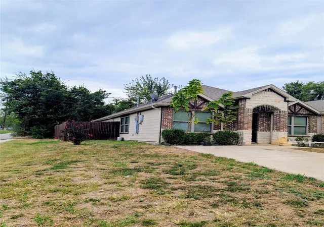 Photo 2 of Single family home for sale at 3201 Bois D Arc St, Greenville, TX 75401 | MLS# 21398298 | Listing updated on 2026-10-06