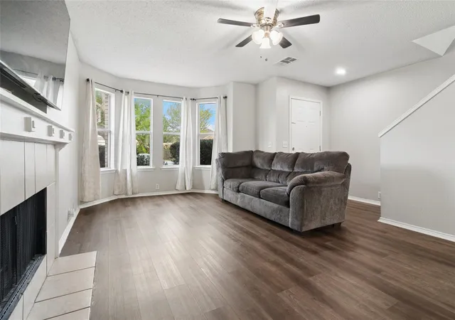 Photo 2 of Single family home for sale at 1507 Wavecrest Dr, Red Oak, TX 75154 | MLS# 21398401 | Listing updated on 2026-09-29