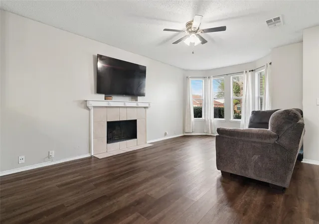 Photo 3 of Single family home for sale at 1507 Wavecrest Dr, Red Oak, TX 75154 | MLS# 21398401 | Listing updated on 2026-09-29
