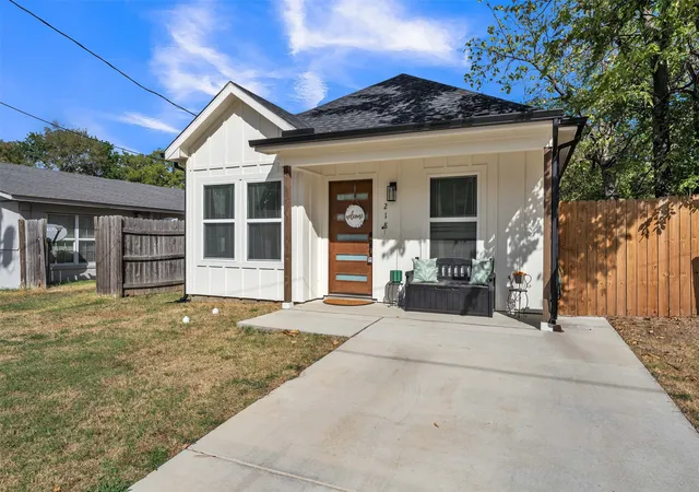 Photo 1 of Single family home for sale at 218 Locust St S, Sulphur Springs, TX 75482 | MLS# 21398162 | Listing updated on 2026-10-04